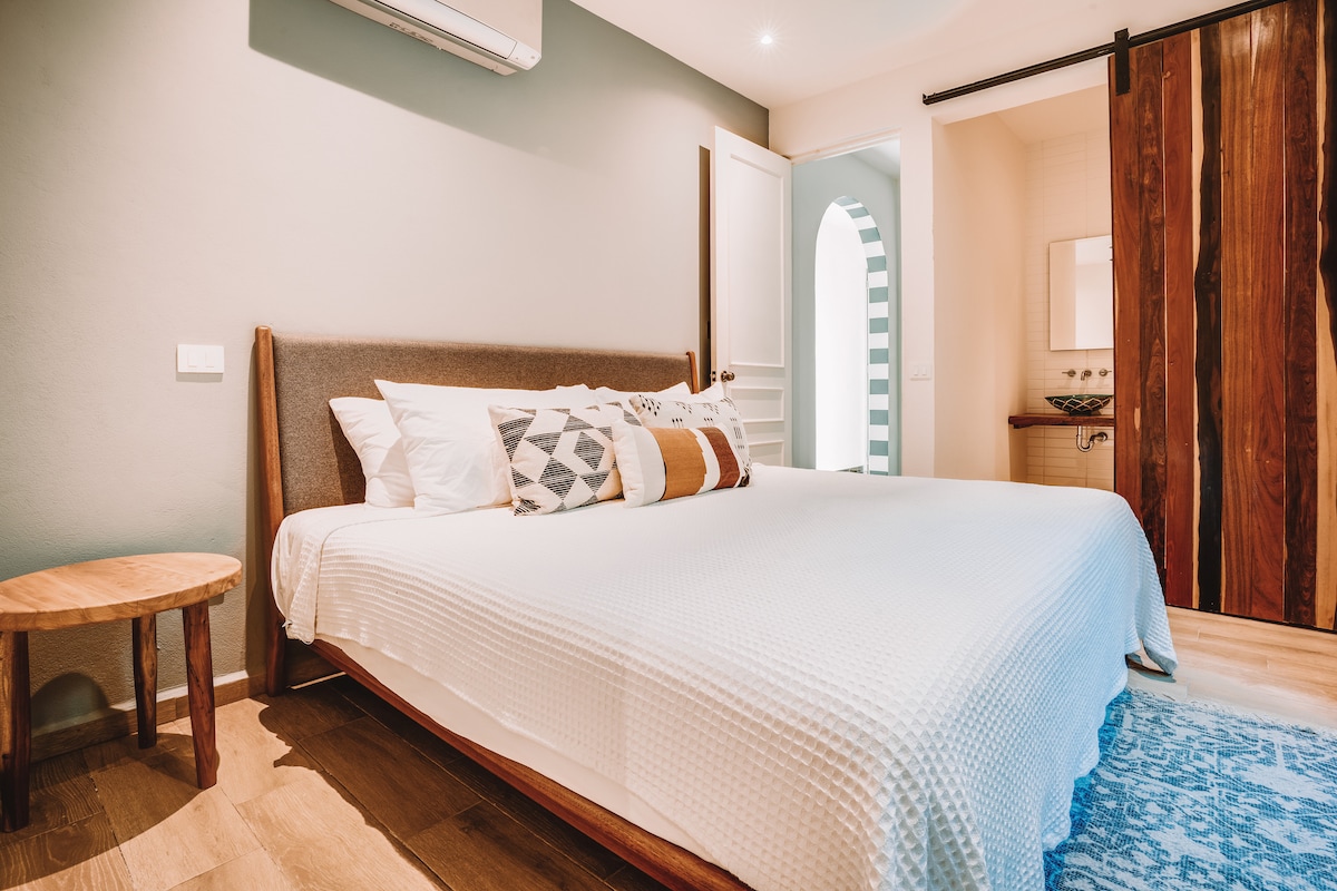 Casa Zorro open-plan living space with modern kitchen and dining area perfect for group vacations